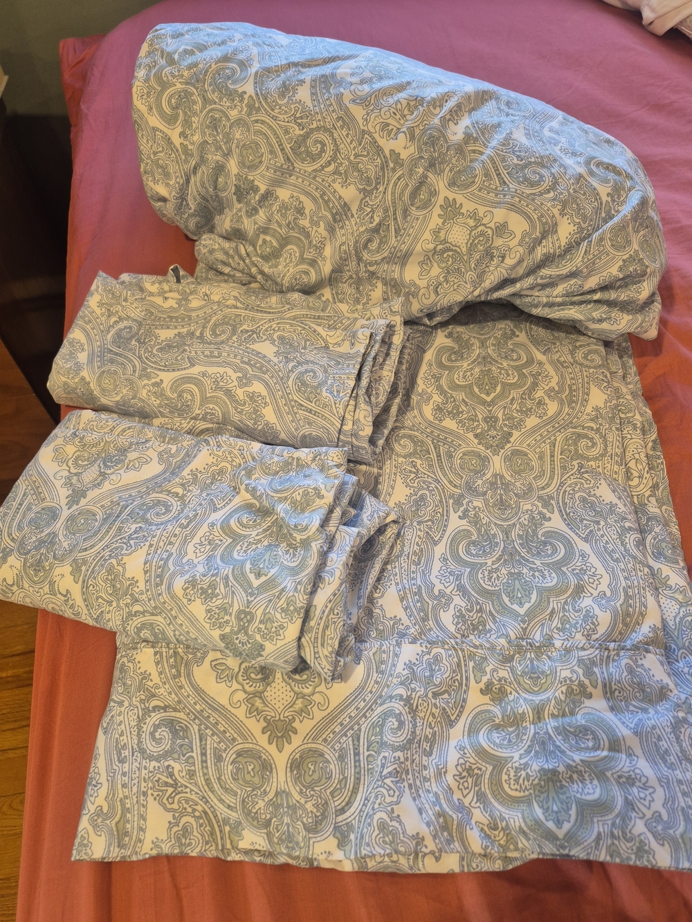 Paisley King Sheet Set in Light Blue and Cream - Unbranded